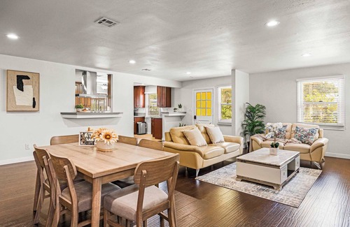East Pasadena House | Spacious Retreat w Large Kitchen & Outdoor Patio