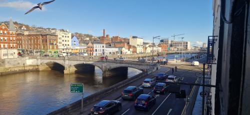 Cork City Centre Apartment | Spacious Riverside 2Bd Mid City - Above Bar&Venue