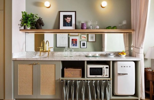 Hyde Park Hotel | Spacious Room Close to The Florida Aquarium, Bring Along Your Pets!