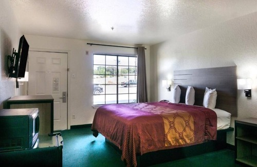 San Antonio Hotel | Spacious Room Close to Six Flags & River Walk Parking Included