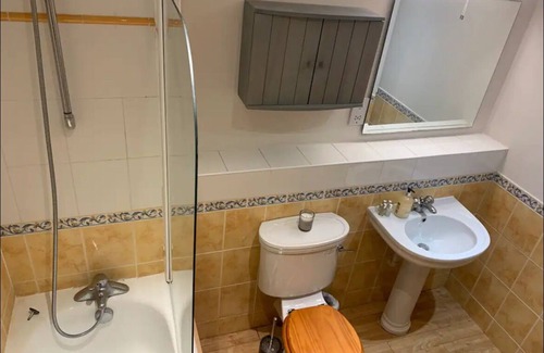 Prince's Apartment | Spacious room (in shared apartment) and private bathroom in central London
