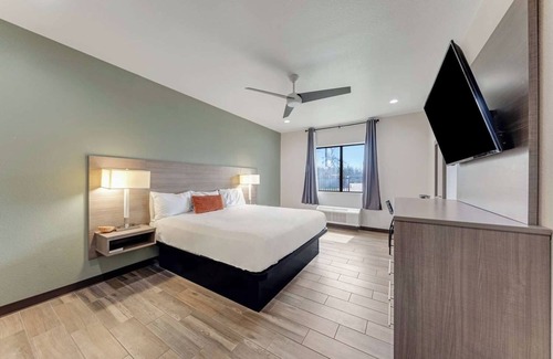 Eastside Promise Neighborhood Hotel | Spacious Room Perfect for Travelers in I-10 & I-35 - Complimentary Breakfast