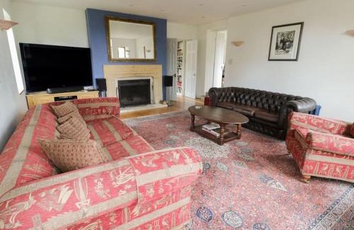 Cheltenham House | Spacious rural Cotswolds family home with mod-cons!