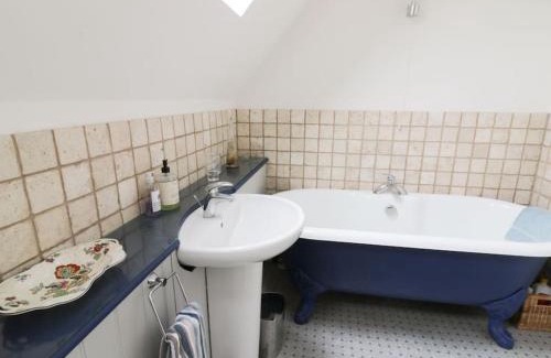 Cheltenham House | Spacious rural Cotswolds family home with mod-cons!