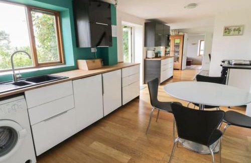 Cheltenham House | Spacious rural Cotswolds family home with mod-cons!