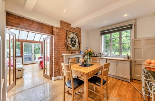 Shifnal Apartment | Spacious rural escape for groups & families