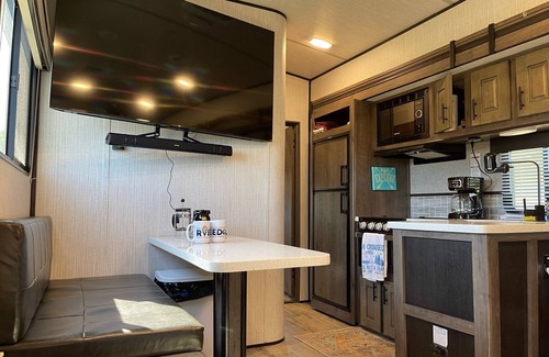 Lexington House | Spacious RV w/3BD Setup Toy Hauler