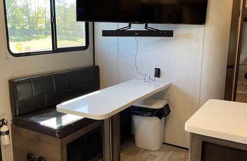 Lexington House | Spacious RV w/3BD Setup Toy Hauler