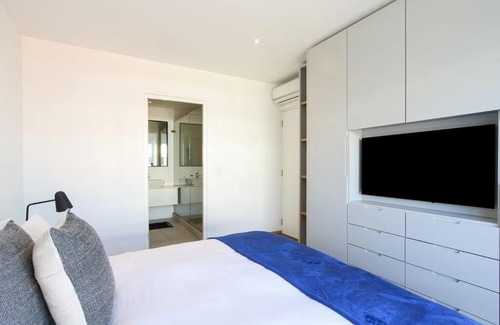 Mouille Point Apartment | Spacious sea facing one bedroom apartment