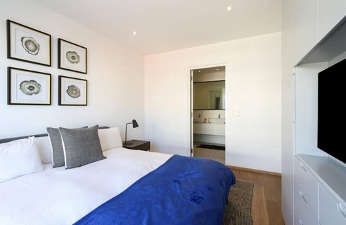 Mouille Point Apartment | Spacious sea facing one bedroom apartment