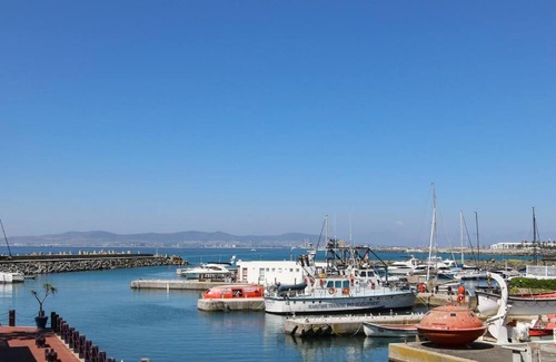 Mouille Point Apartment | Spacious sea facing one bedroom apartment