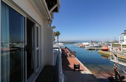 Mouille Point Apartment | Spacious sea facing one bedroom apartment