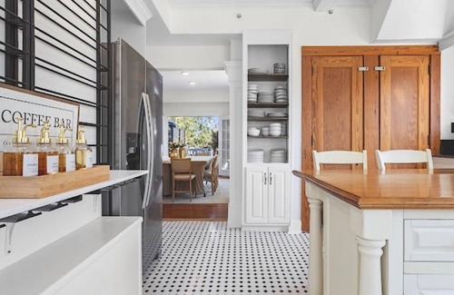 Pass Christian Condo | Spacious Seaside 5 bedroom 3.5 bath condo Across From Beach & Heart of Downtown