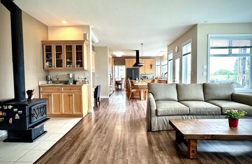 Point Roberts Villa | Spacious Second Floor Queen bedroom (Light House)