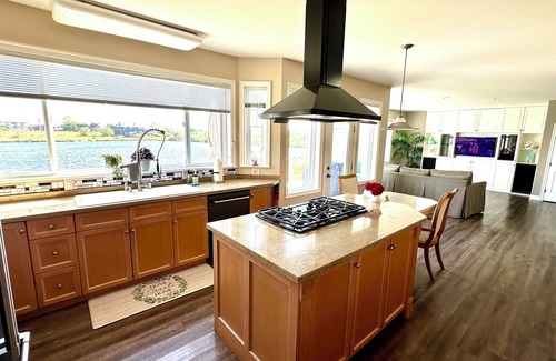 Point Roberts Villa | Spacious Second Floor Queen bedroom (Light House)