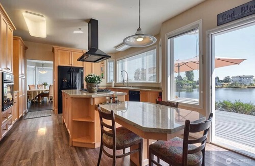 Point Roberts Villa | Spacious Second Floor Queen bedroom (Light House)