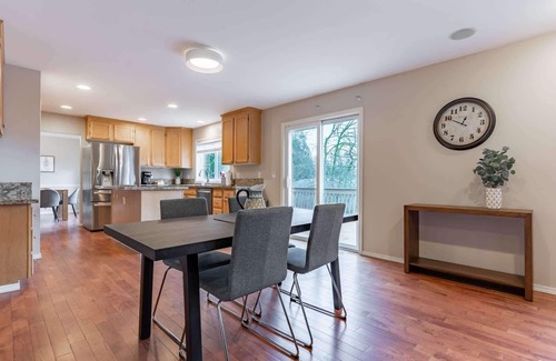 Inglewood-Finn Hill House | Spacious & Serene 6-Br Family Retreat in Kirkland
