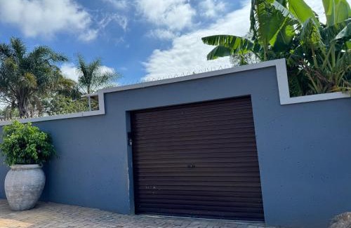 Kempton Park Apartment | Spacious stay-in bachelor apartment