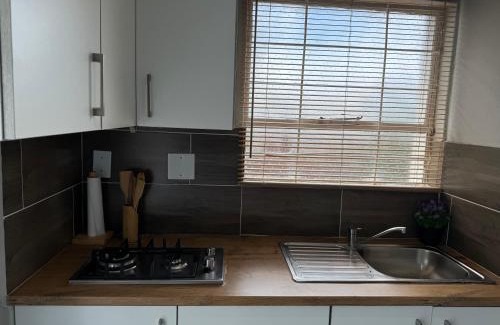 Kempton Park Apartment | Spacious stay-in bachelor apartment