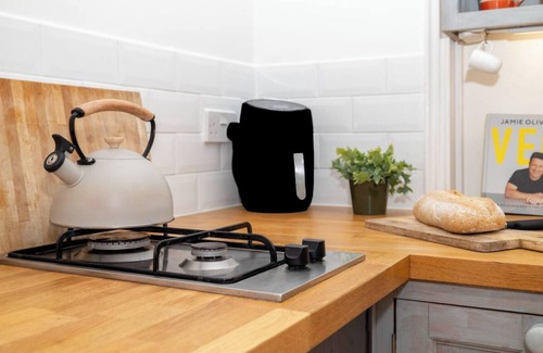 Bath Apartment | Spacious Studio Apartment in Central Bath - Sleeps 2, Parking Available