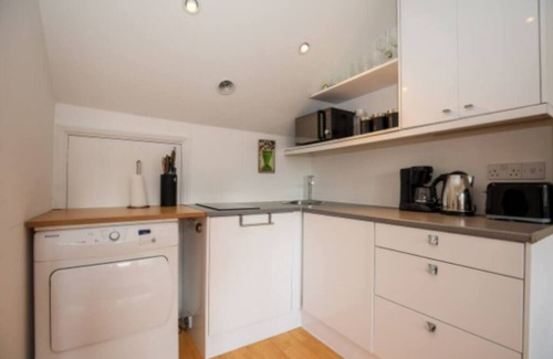 Kew Apartment | Spacious Studio in Kew with lots of light