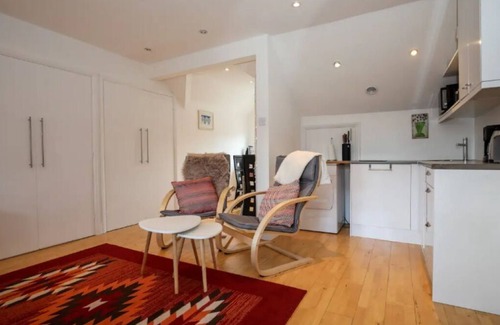 Kew Apartment | Spacious Studio in Kew with lots of light