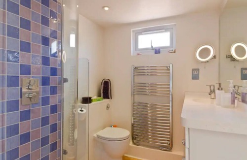 Kew Apartment | Spacious Studio in Kew with lots of light