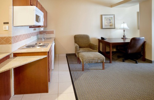 Bonanza Apartment | Spacious Studio Near LRD | Shared Hot Tub + Daily Free Breakfast