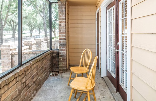 George Bush Park/Eldridge Apartment | Spacious Stylish 1 BR Pad by City Center