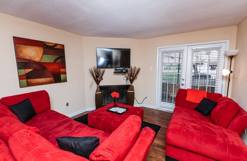 George Bush Park/Eldridge Apartment | Spacious Stylish 1 BR Pad by City Center