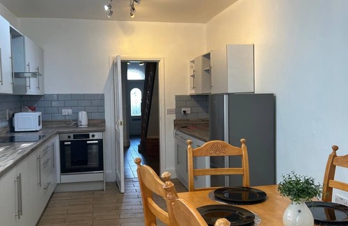 Grimsby House | Spacious/Stylish Comfortable Home Great for Contractors and Families at Grimsby.