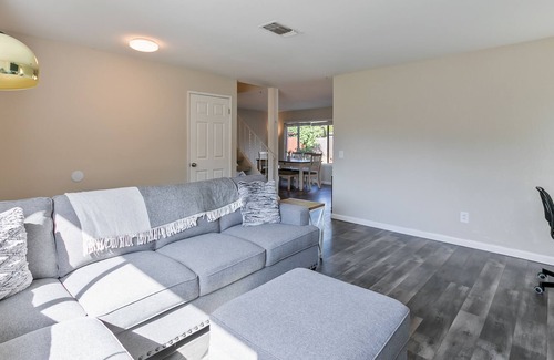 Sacramento House | Spacious & Suitable Home Perfect for Travelers