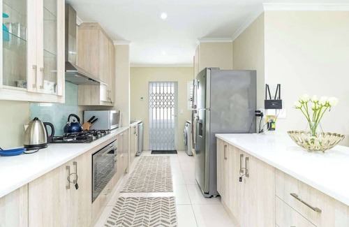 Bloubergstrand House | Spacious Sunningdale Retreat with Poolside Charm