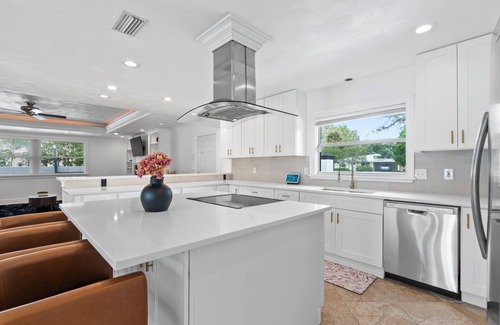 Davis Islands House | Spacious Tampa Pool Home with 5 Bedrooms. 5 minutes from Downtown Tampa.