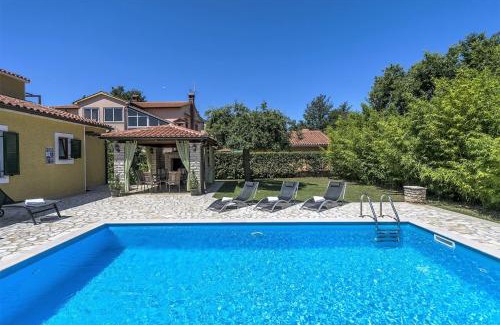 Kadumi Villa | Spacious Three-Bedroom Villa Balun with Pool