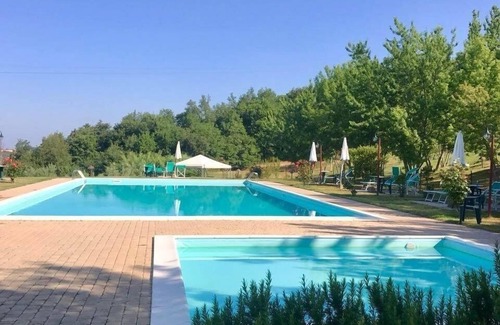 Montespertoli Apartment | Spacious three-room apartment agriturismo Tenuta Moriano with pool, garden view