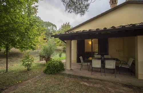 Montespertoli Apartment | Spacious three-room apartment agriturismo Tenuta Moriano with pool, garden view