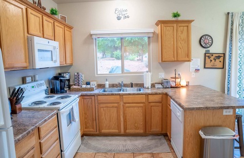Kanab Condo | Spacious Townhome in Kanab! Near Zion, Bryce, and more! Pool and Hot Tub. Sleeps
