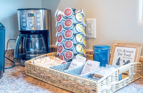 Kanab Condo | Spacious Townhome in Kanab! Near Zion, Bryce, and more! Pool and Hot Tub. Sleeps