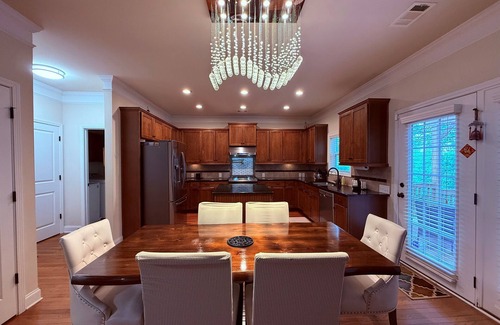 Five Forks House | Spacious & Tranquil 6 bedrooms/4 bathrooms in Simpsonville