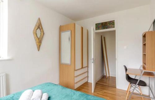 Queenstown Apartment | Spacious Two Bedroom Apartment in Battersea, Free Parking