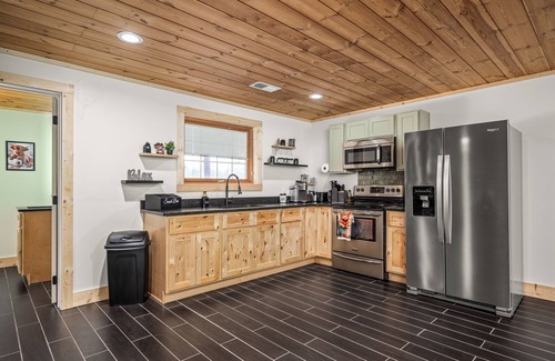 Crossville Cabin | Spacious unique Private 3- unit fully equipped Getaway sleeps 17