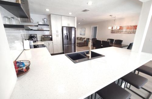 South Venice House | Spacious Upadated 2 King Beds Pets Welcome With Large Private and Fenced Yard Minutes to Beaches