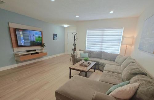 South Venice House | Spacious Upadated 2 King Beds Pets Welcome With Large Private and Fenced Yard Minutes to Beaches