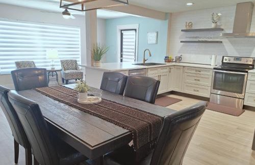 South Venice House | Spacious Upadated 2 King Beds Pets Welcome With Large Private and Fenced Yard Minutes to Beaches