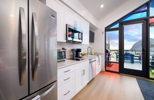 Morro Bay Condo | Spacious Upstairs Harbor View Suite w/Oversized Private Deck & Incredible Views