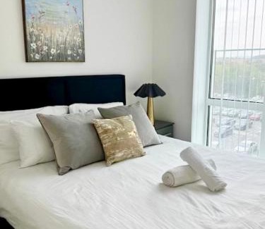 Bracknell Apartment | Spacious Urban Gem Apartment with parking