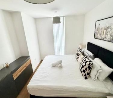 Bracknell Apartment | Spacious Urban Gem Apartment with parking