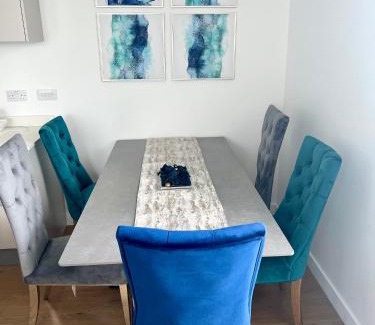 Bracknell Apartment | Spacious Urban Gem Apartment with parking