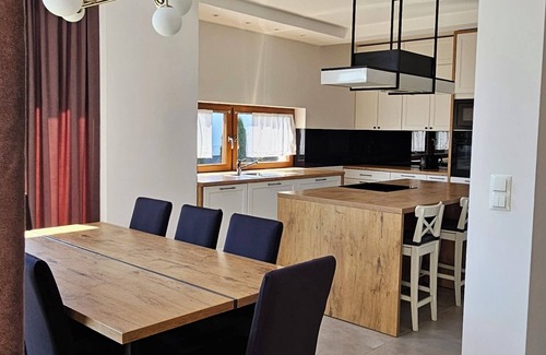 Niepolomice Villa | Spacious villa with 5 bedrooms and WiFi, AC near lake and forest